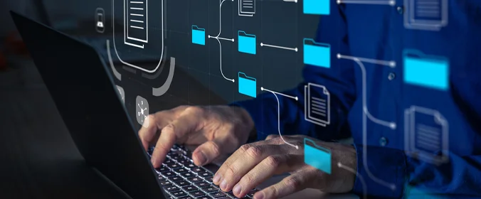 foto de uma pessoa mexendo no notebook